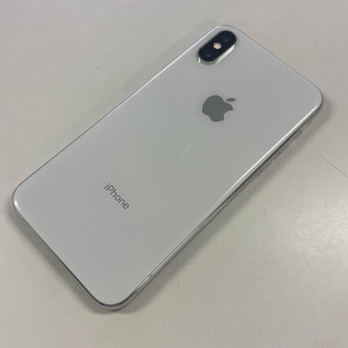 au アップル iPhone X 64GB MQAY2J/A A1902 シルバー SIMロック解除済_画像2