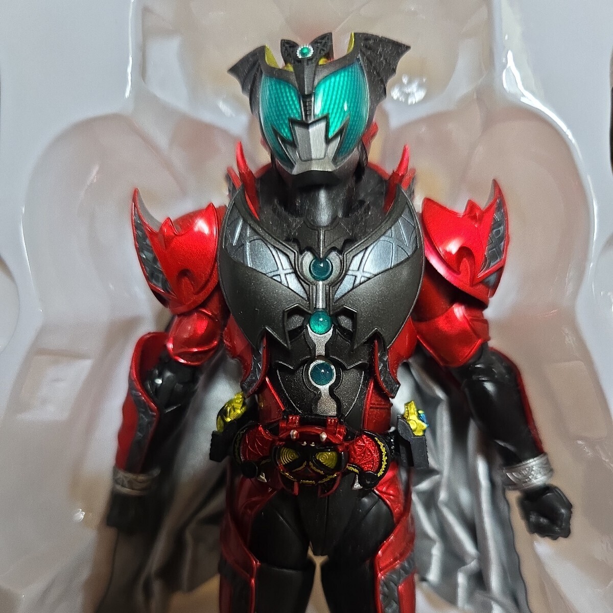 BANDAI SPIRITS S.H.フィギュアーツ (真骨彫製法) 仮面ライダーダークキバ 約150mm PVC&ABS製 塗装済み可動フィギア_画像2