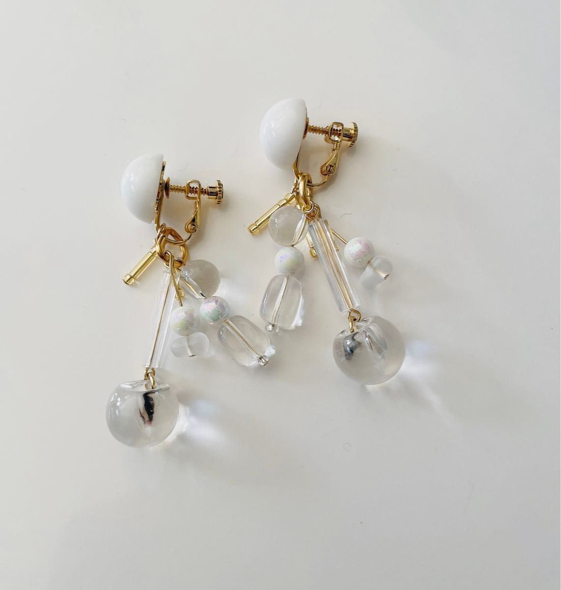 【No.63】 rhythm earringsホワイト×クリア　大ぶりイヤリング