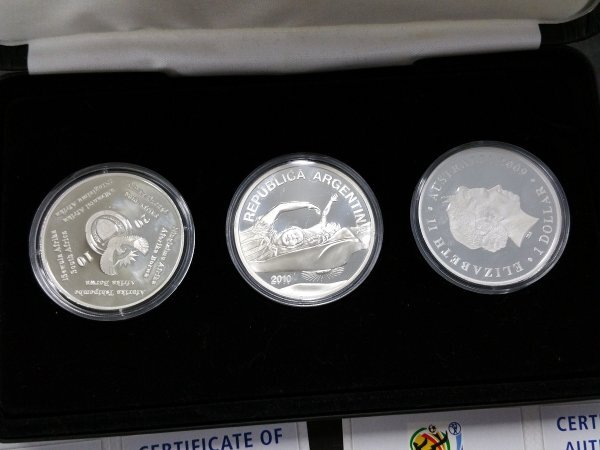 0503S28　世界のコイン　記念コイン　2010 FIFA ワールドカップ南アフリカ大会公式記念コイン　銀貨3種セット_画像4