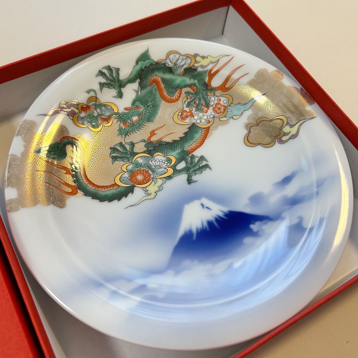 【新品】深川製磁　『辰』富士に五爪龍 縁起皿　干支　皿立付き