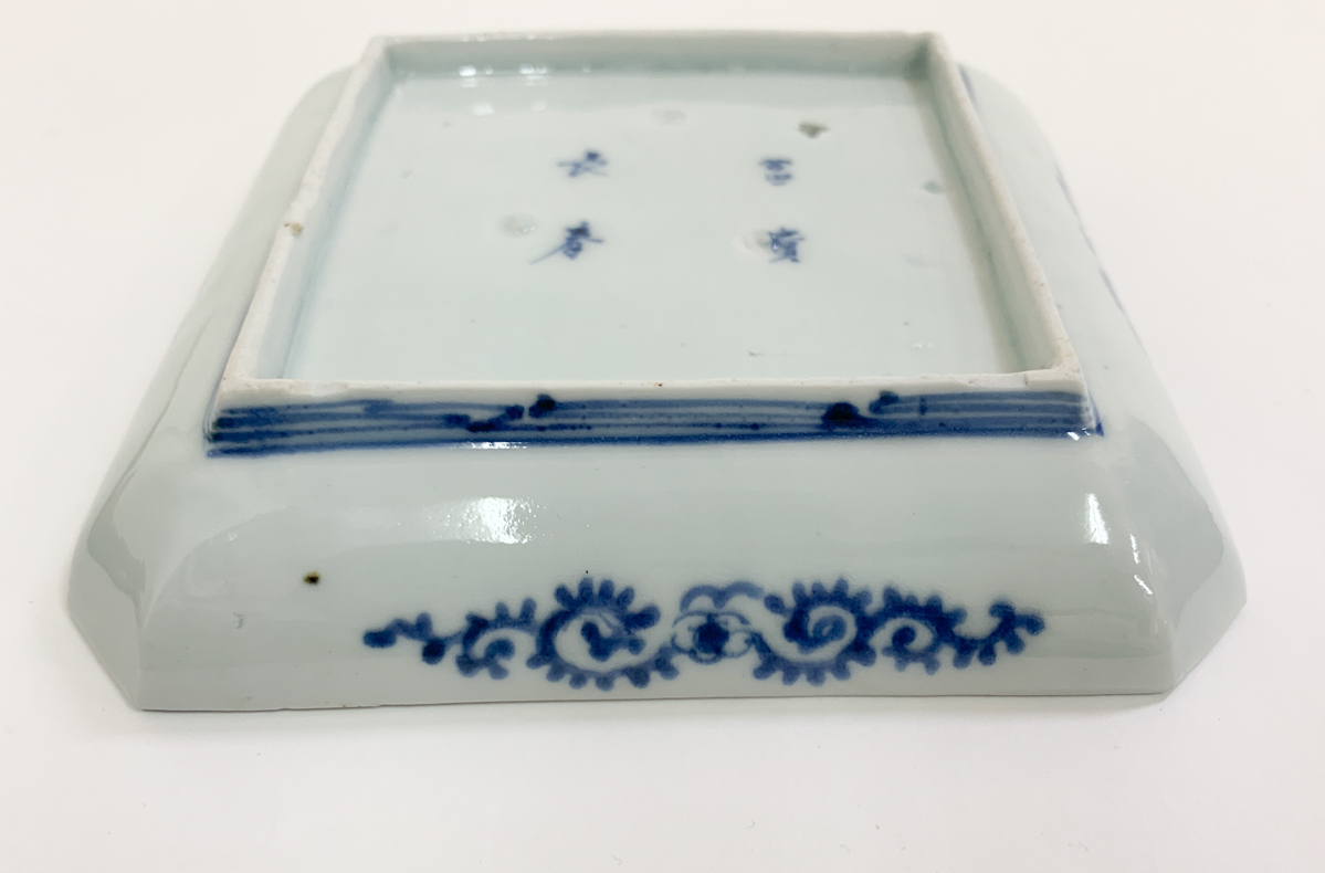 [. seat ] old Imari blue and white ceramics person writing angle plate <*597