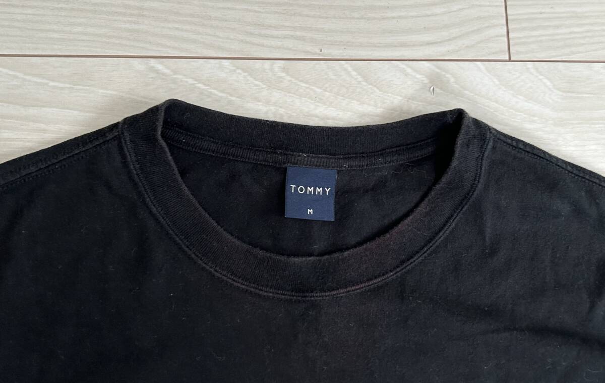 ★TOMMY 半袖Tシャツ Mサイズ 黒 日本製 トミーヒルフィガー★_首元に変色あります