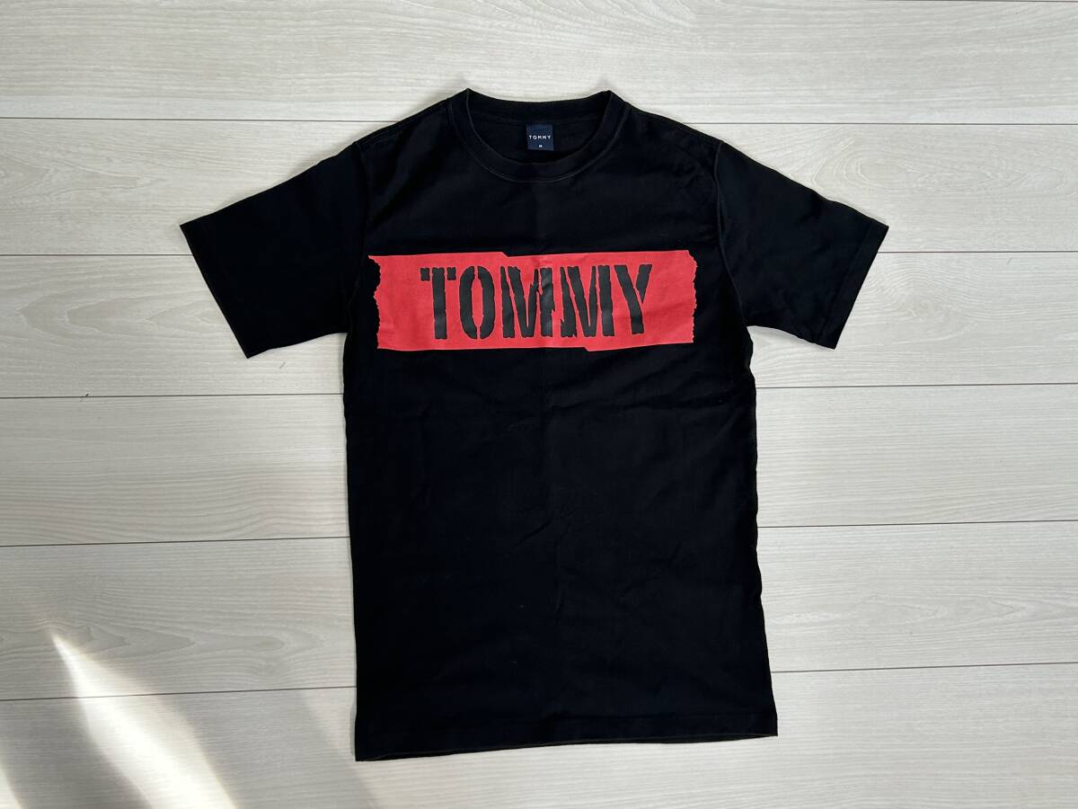 ★TOMMY 半袖Tシャツ Mサイズ 黒 日本製 プリントロゴ トミーヒルフィガー★_画像1