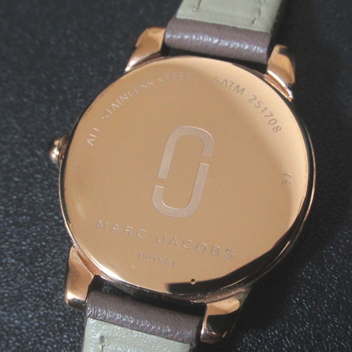 美品 MARC JACOBS マークジェイコブス クォーツ 3針式 レザーベルト レディースウォッチ 腕時計 MJ1581 ホワイト文字盤の画像2