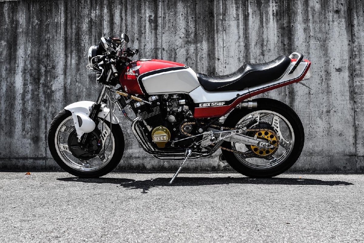 ORM製 ホンダ CBX550F 専用 フロント エアロダクトフェンダー スタビライザー付 FRP 白ゲル 仕上げ honda cb550 外装パーツ_画像2