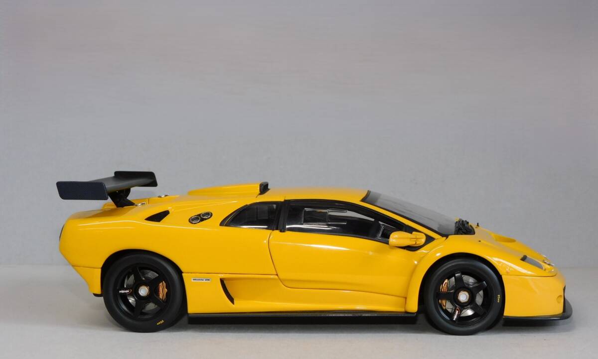 即決♪ オートアート 1/18 ランボルギーニ ディアブロ GTR（イエロー）AUTOart LAMBORGHINI DIABRO ミニカー モデルカー_画像4