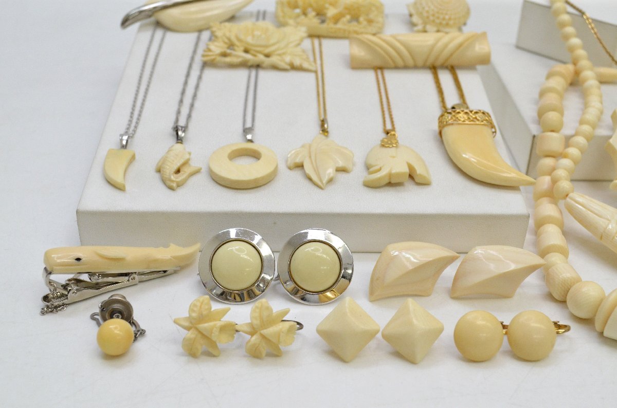  gorgeous accessory set sale Vintage ivory color cream color necklace earrings brooch bangle other stamp contains [fui]