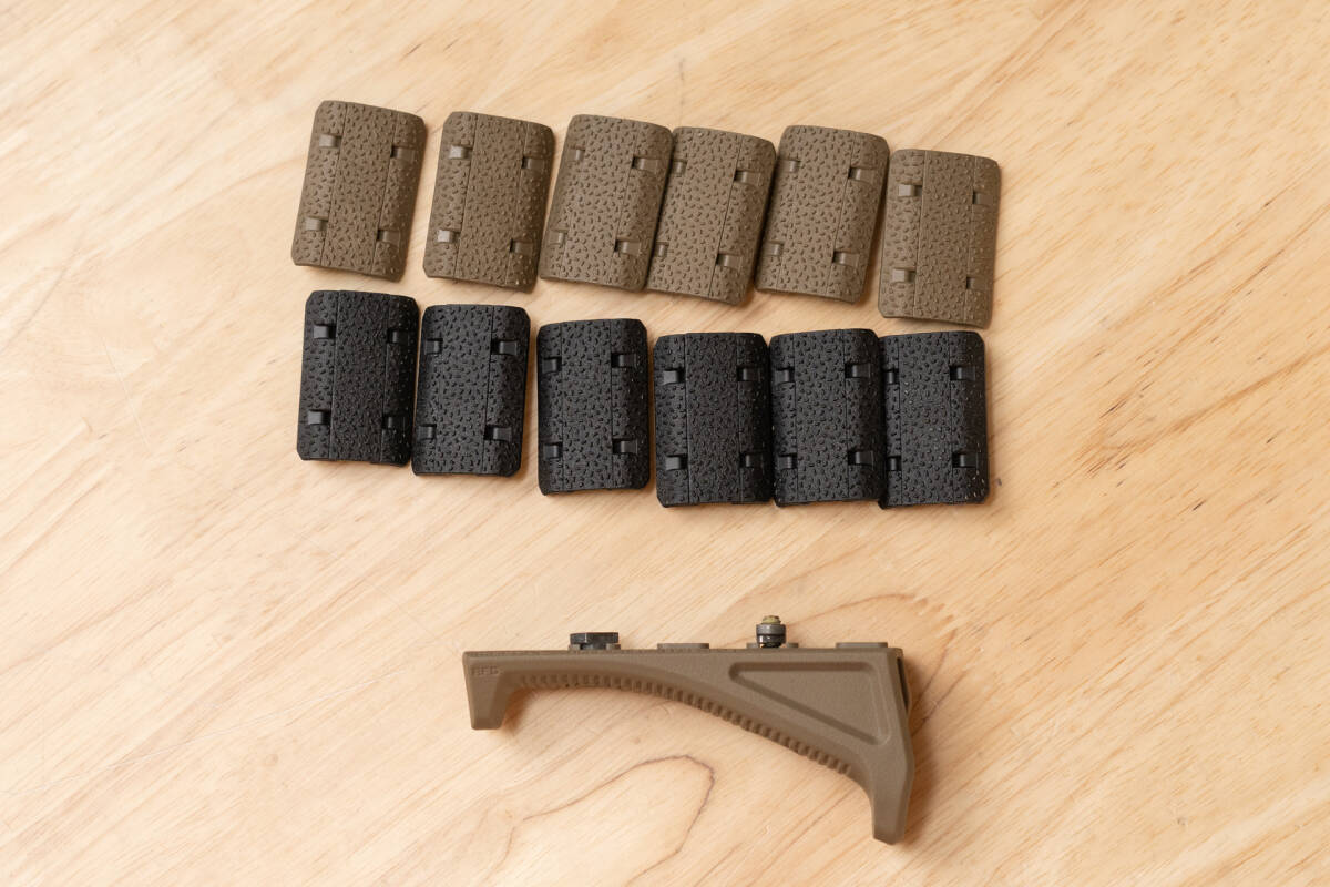 【実物】MAGPUL AFG Angled Fore Grip M-LOK + Rail Covers, Type 2 (black) (FDE) セットの画像1