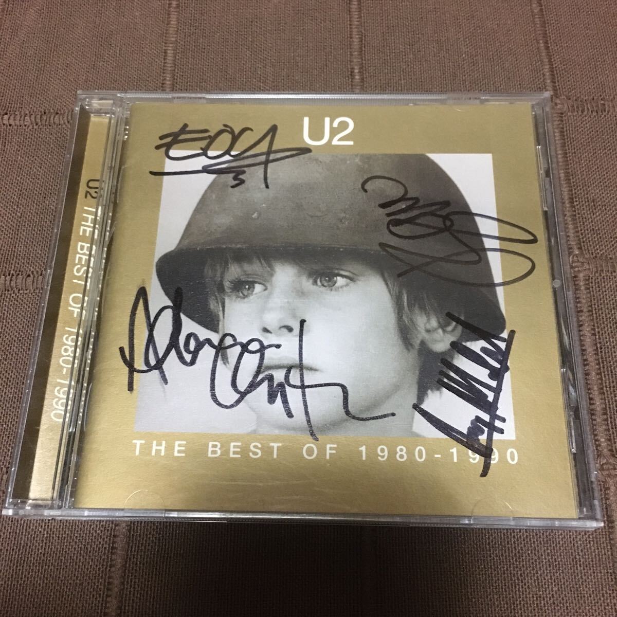 U2 直筆サイン入りCD THE BEST OF 1980 - 1990 BONO THE EDGE ADAM CLAYTON LARRY MULLEN JR ボノ エッジ US盤_画像1