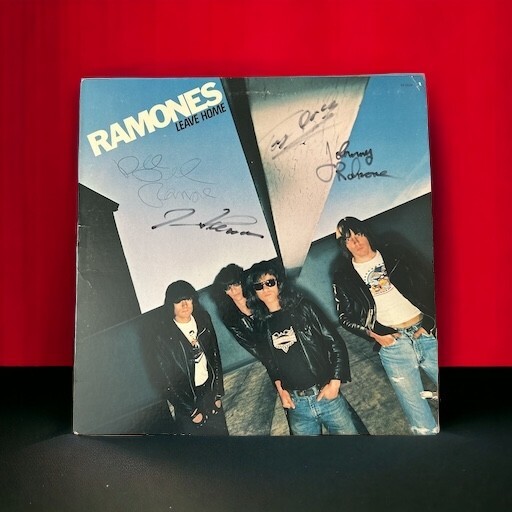 Ramoneslamo-nzJoey Ramone Joe i*lamo-nJohnny Ramone Johnny *lamo-n.... with autograph LP record free shipping 