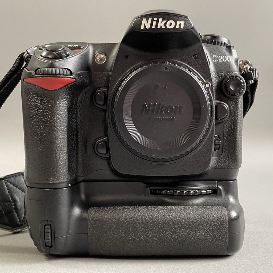MS1115 動作未確認 Nikon ニコン D200 デジタル一眼レフ ボディ ＋ MB-D200 マルチパワーバッテリーパック (検)カメラ 2005年の画像2