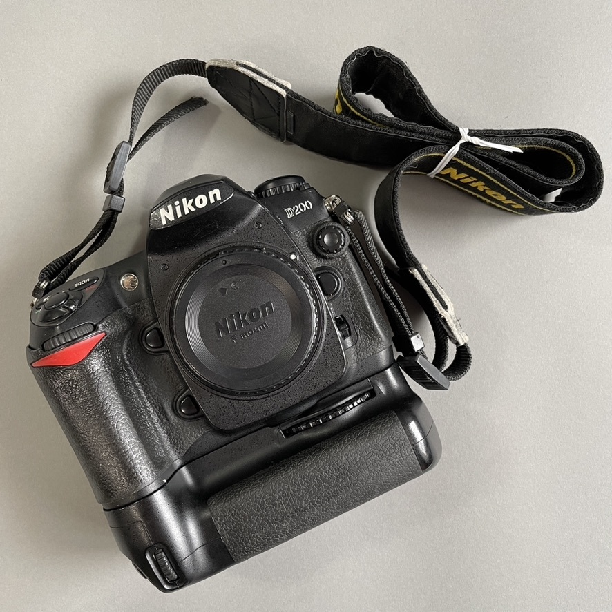 MS1115 動作未確認 Nikon ニコン D200 デジタル一眼レフ ボディ ＋ MB-D200 マルチパワーバッテリーパック (検)カメラ 2005年の画像1