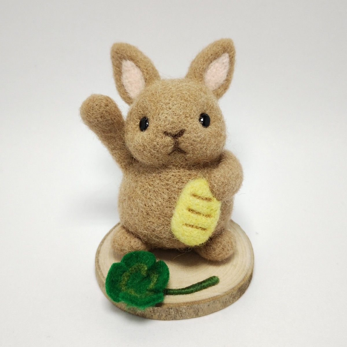 小さな招きウサギ　－羊毛フェルト・ハンドメイド－