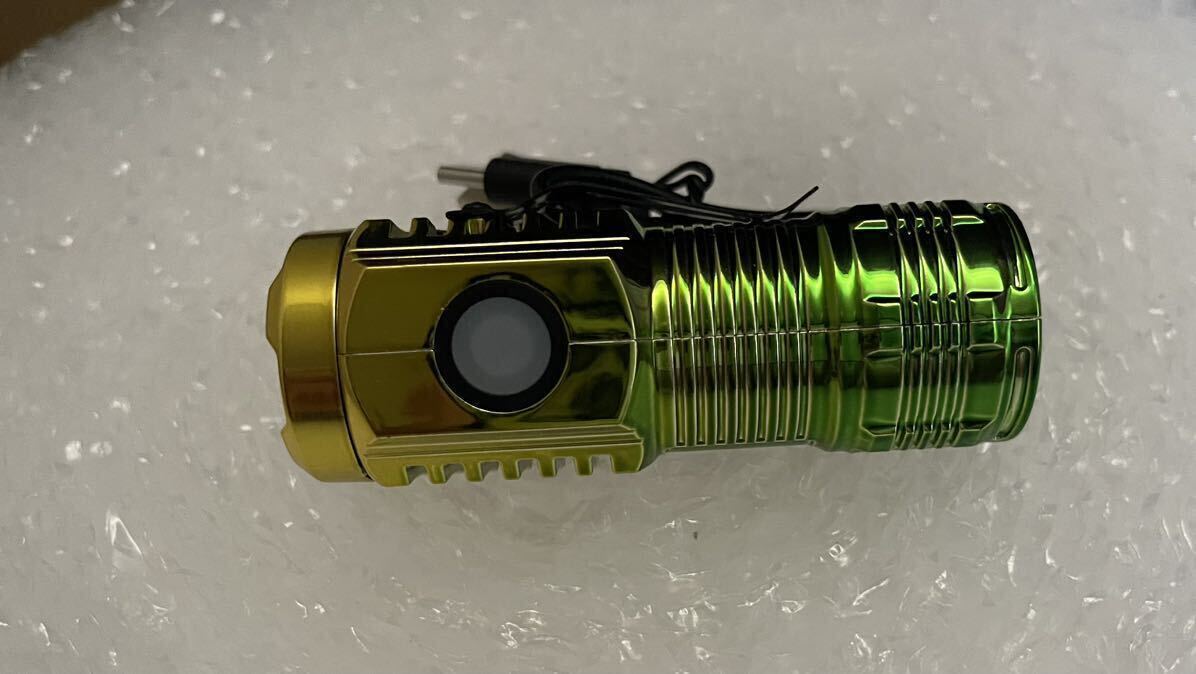 USB充電式 小型 LEDライト 防水 マグネット付き 軽い41g USB タイプC充電 高輝度 ハンディライト 懐中電灯_充電中は赤く光ります。