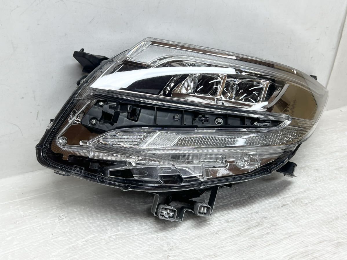 送料込 即決 ノア エスクァイア ZRR80/ZRR85 後期 純正 LED 左 送料込 即決 ノア エスクァイア ZRR80/ZRR85 後期 純正 LED 左