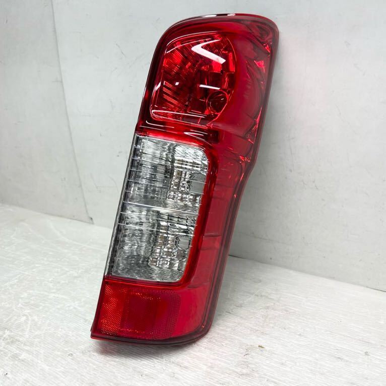 送料込 即決 キャラバン NV350 E26 前期 純正 右 テールランプ 送料込 即決 キャラバン NV350 E26 前期 純正 右 テールランプ