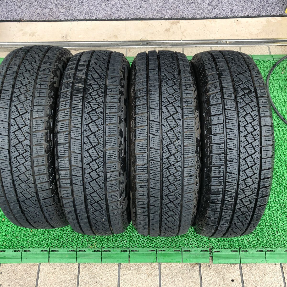 ピレリ 175/65R15 バリ山 中古スタッドレス 4本:17500円_画像1