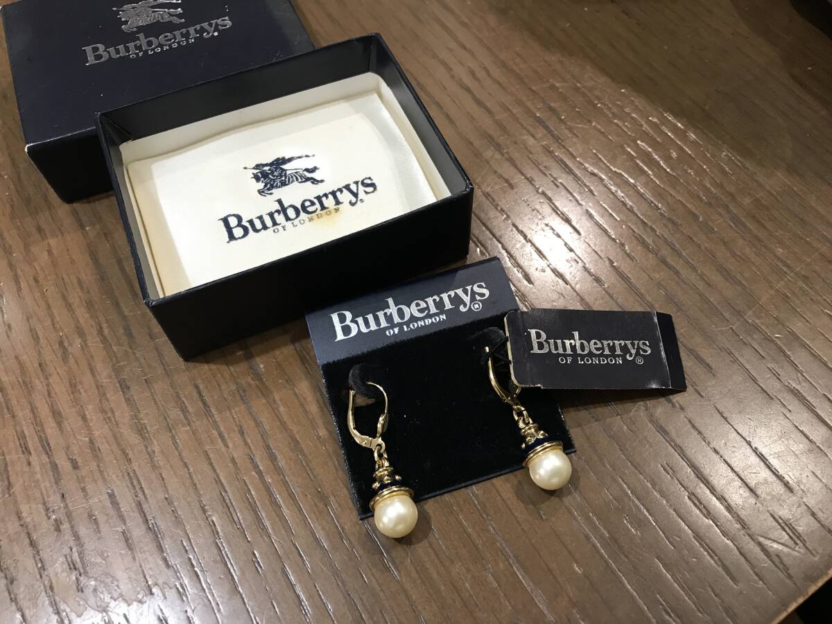 未使用長期保管品★Burberrysパールピアス ゴールドの画像2