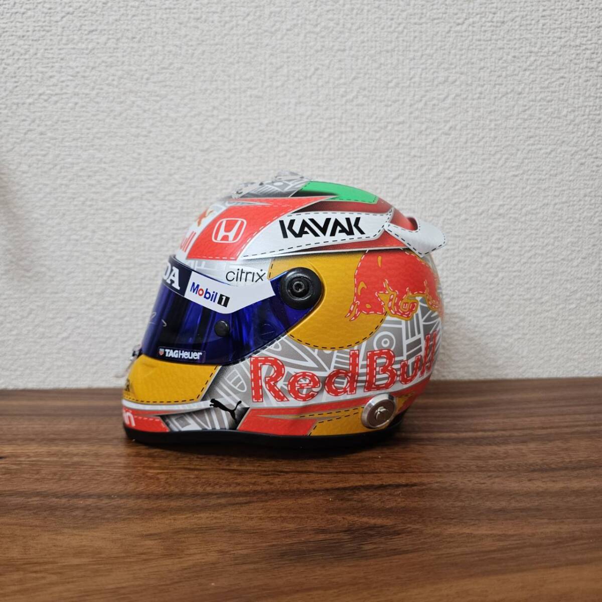 13930円 セルジオ・ペレス レッドブル 直筆サイン入り 1/2 F1 13930円 セルジオ・ペレス レッドブル 直筆サイン入り 1/2 F1