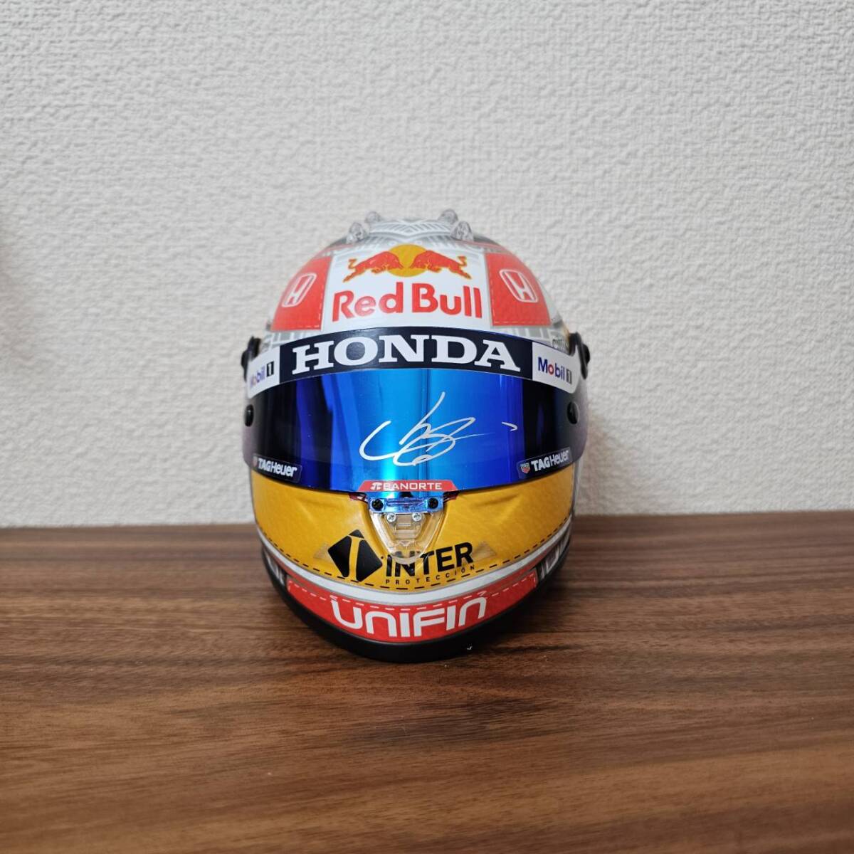 13930円 セルジオ・ペレス レッドブル 直筆サイン入り 1/2 F1 13930円 セルジオ・ペレス レッドブル 直筆サイン入り 1/2 F1