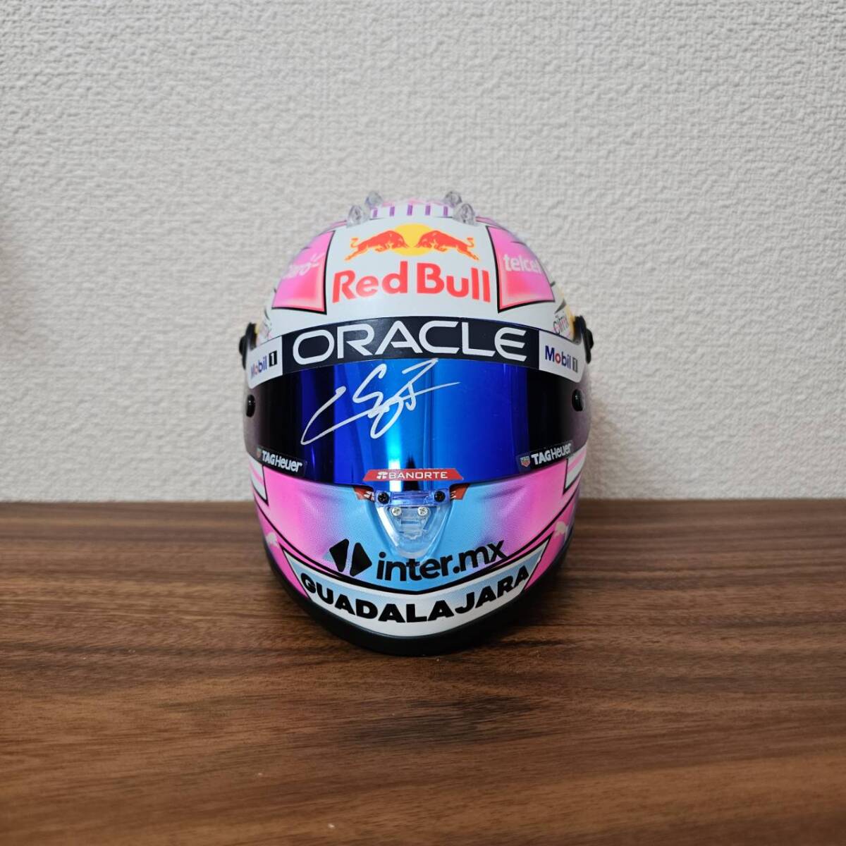 13930円 セルジオ・ペレス 直筆サイン入り 1/2 F1ミニヘルメット 13930円 セルジオ・ペレス 直筆サイン入り 1/2 F1ミニヘルメット