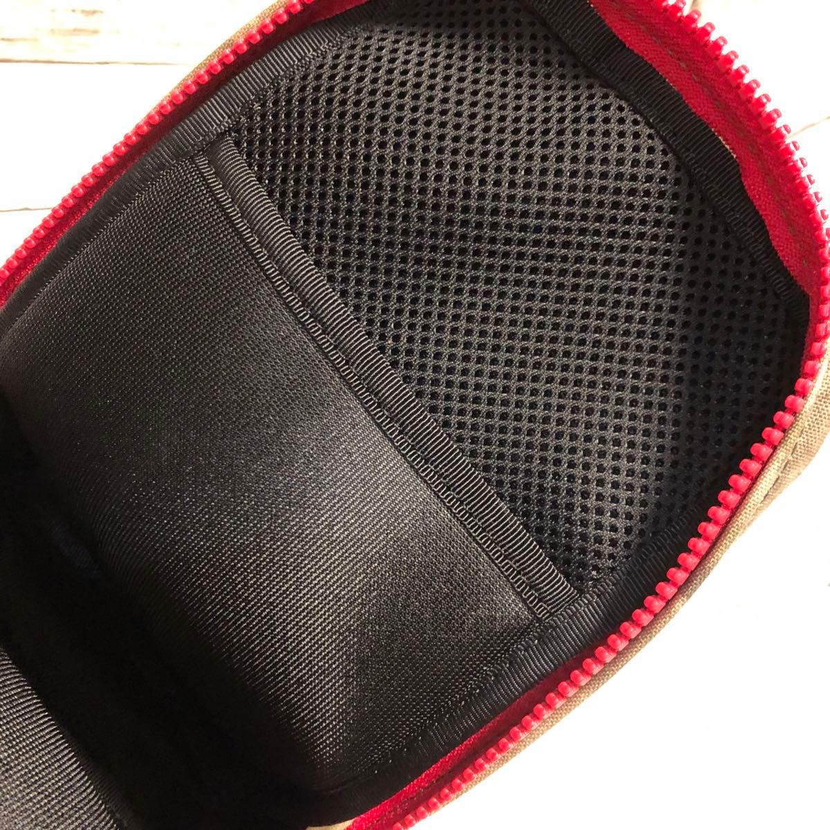 バンナイズ　VanNuys 赤いファスナーの薄型サブポケット★未使用　★ファッションカテゴリー推しクーポン使ってね。