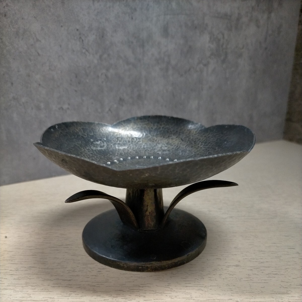... silver made? plum flower shape height .taka exist legs attaching plate hammer eyes pattern ^ long-term keeping goods / used / present condition delivery /NC./ not yet cleaning / weight 225g/ height 7./ calibre 12./ discoloration / scratch some stains have 
