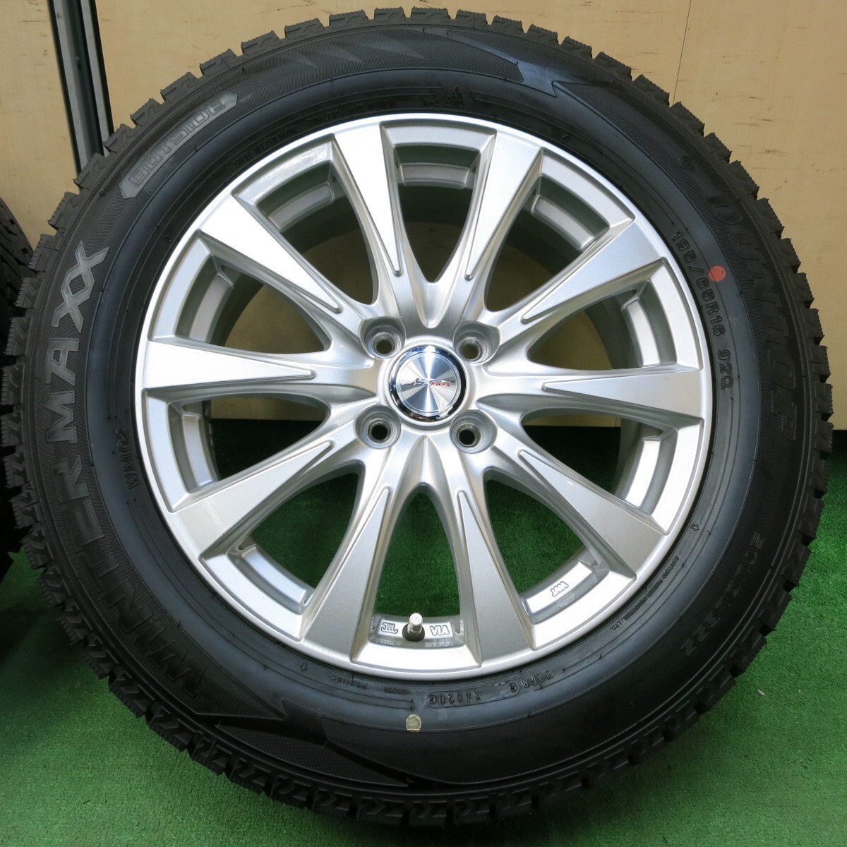 *送料無料* バリ溝！20年！キレイ！9.5分以上★スタッドレス 195/65R16 ダンロップ ウインターマックス WM02 JOKER PCD100/4H★4051008イス_画像3