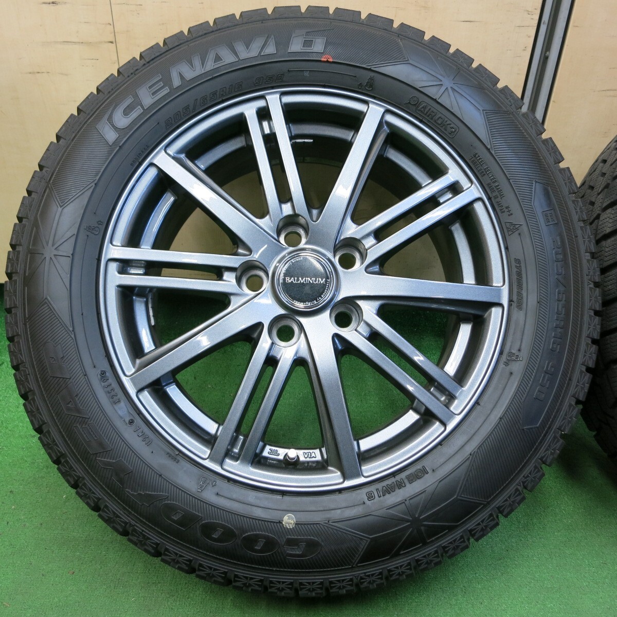 *送料無料* バリ溝！キレイ！9.5分以上★スタッドレス 205/65R16 グッドイヤー アイスナビ6 BALMINUM バルミナ PCD114.3/5H★4051104イス_画像2