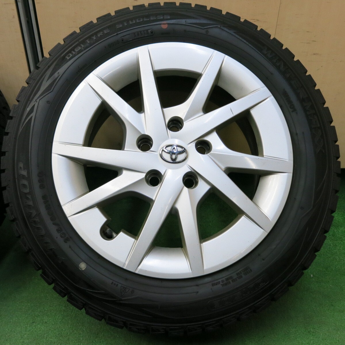 *送料無料* バリ溝 9.5分★トヨタ プリウスα 純正 205/60R16 スタッドレス ダンロップ ウインターマックス WM01 PCD114.3/5H★4051106イス_画像3