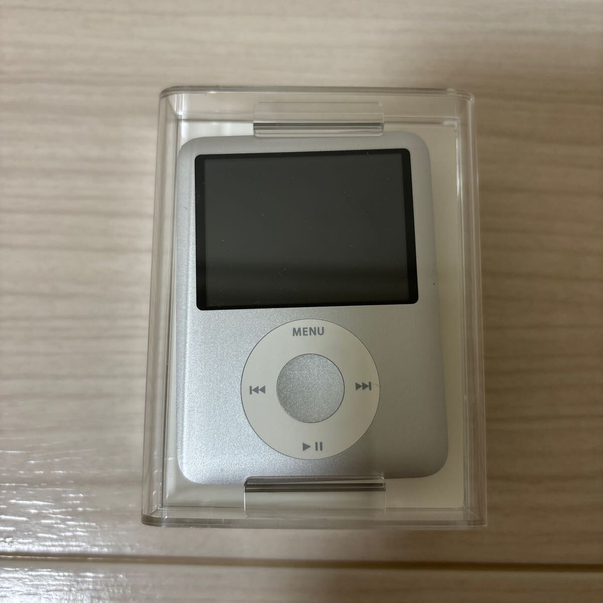 新品 未開封品 Apple iPod nano MA978J/A シルバー (4GB) 購入後、完全未開封のまま冷暗所にて大切に保管しておりました。 _画像1