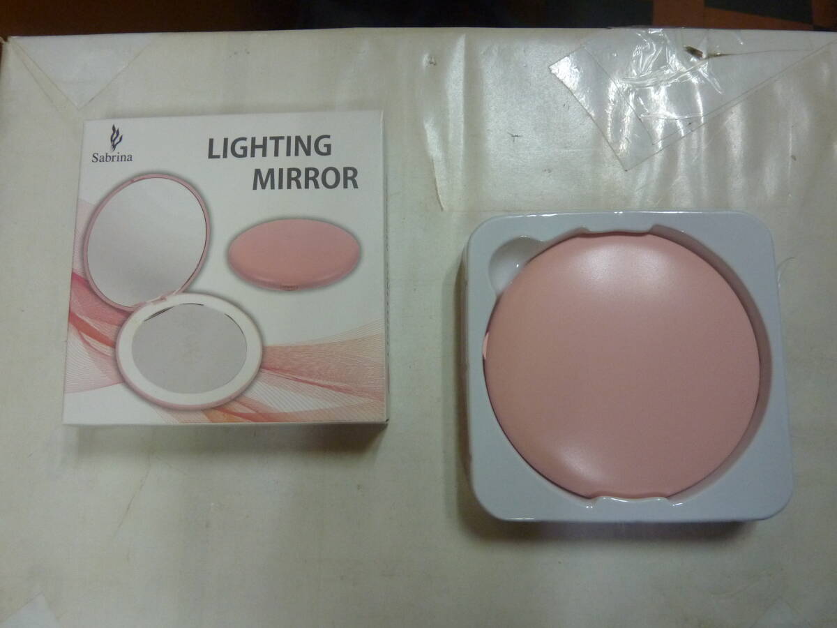 [ Sabrina LIGHTING MIRROR / 拡大鏡付きLEDライティングミラー ]携帯コンパクトミラー LEDライト付き 本体約9㎝ 送料無料_画像2