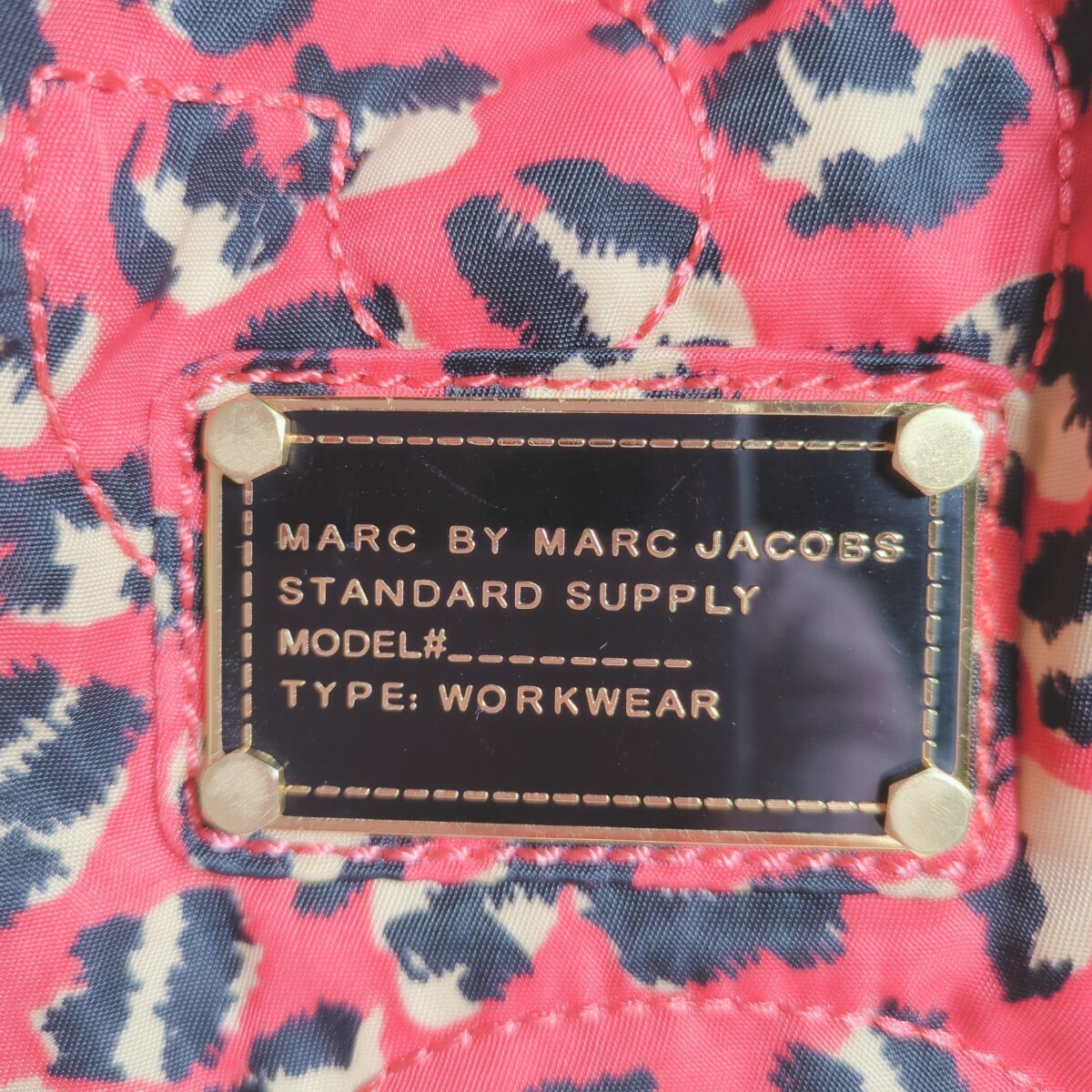 【保存袋付】 マークバイマークジェイコブス MARC BY JACOBS トートバッグ ナイロン レオパード柄 A4サイズ収納可能 キルティング レッド系_画像3