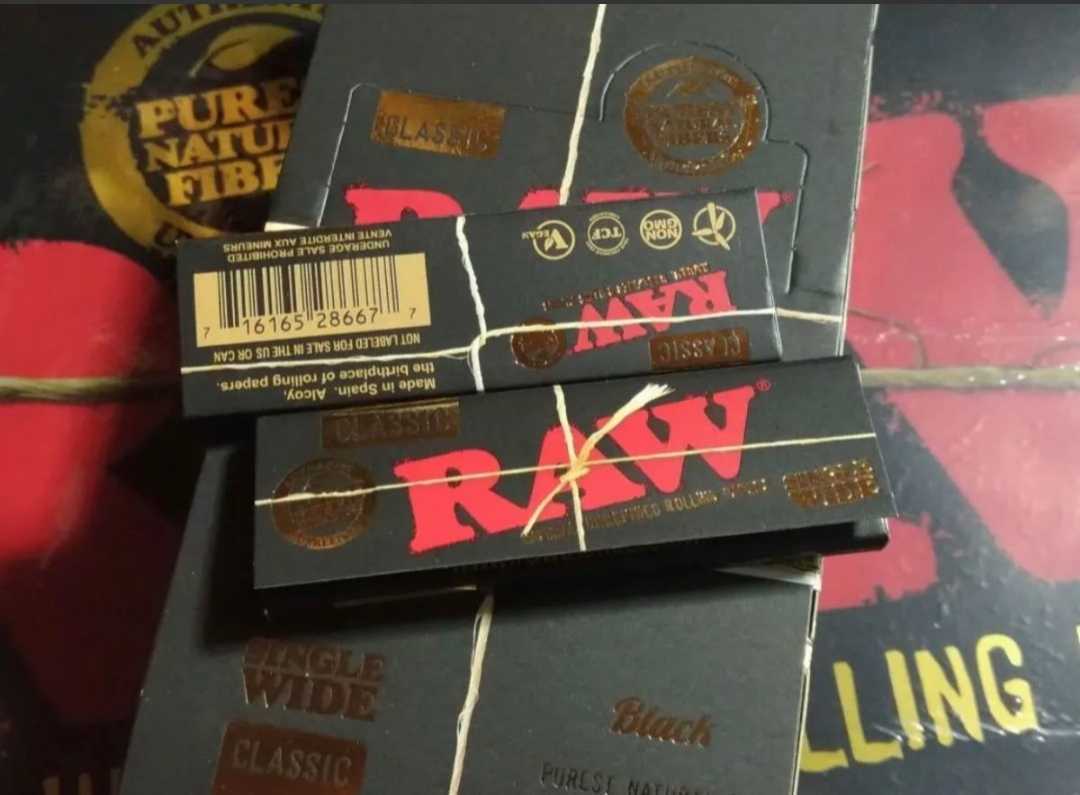 Raw ブラック 無漂白 極薄 ペーパー 50個 1箱 手巻きタバコ 巻紙 RAW BLACK_画像1