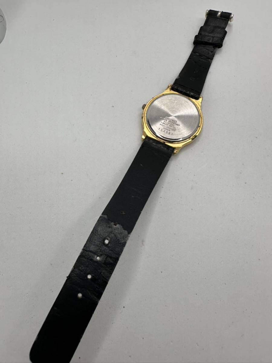 【SEIKO】クォーツ 腕時計 V701-2D20 中古品　稼動品　わけあり　98-7_画像4