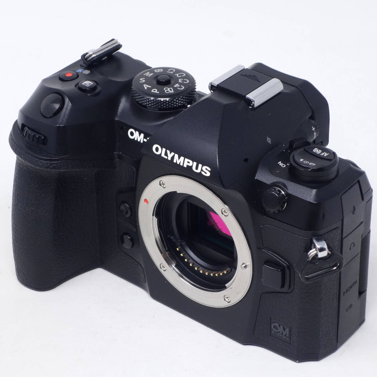 【美品】OLYMPUS オリンパス OM SYSTEM OM-1 ボディ 2037万画素 ミラーレス 一眼の画像2