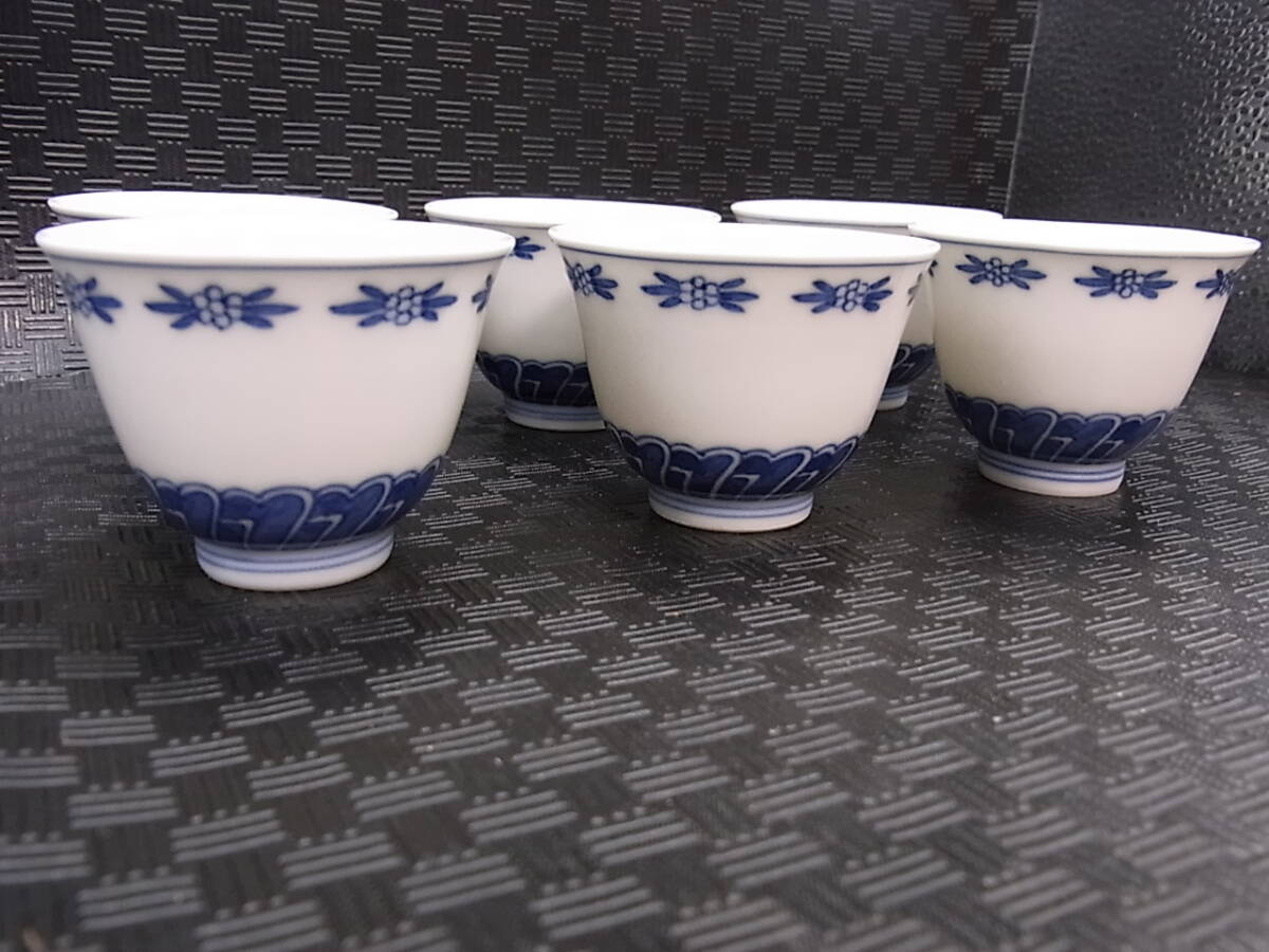  three . direct person structure [. old blue and white ceramics small of the back . writing ] green tea . six customer also box tea utensils flower month . tea ceremony house collection goods 56