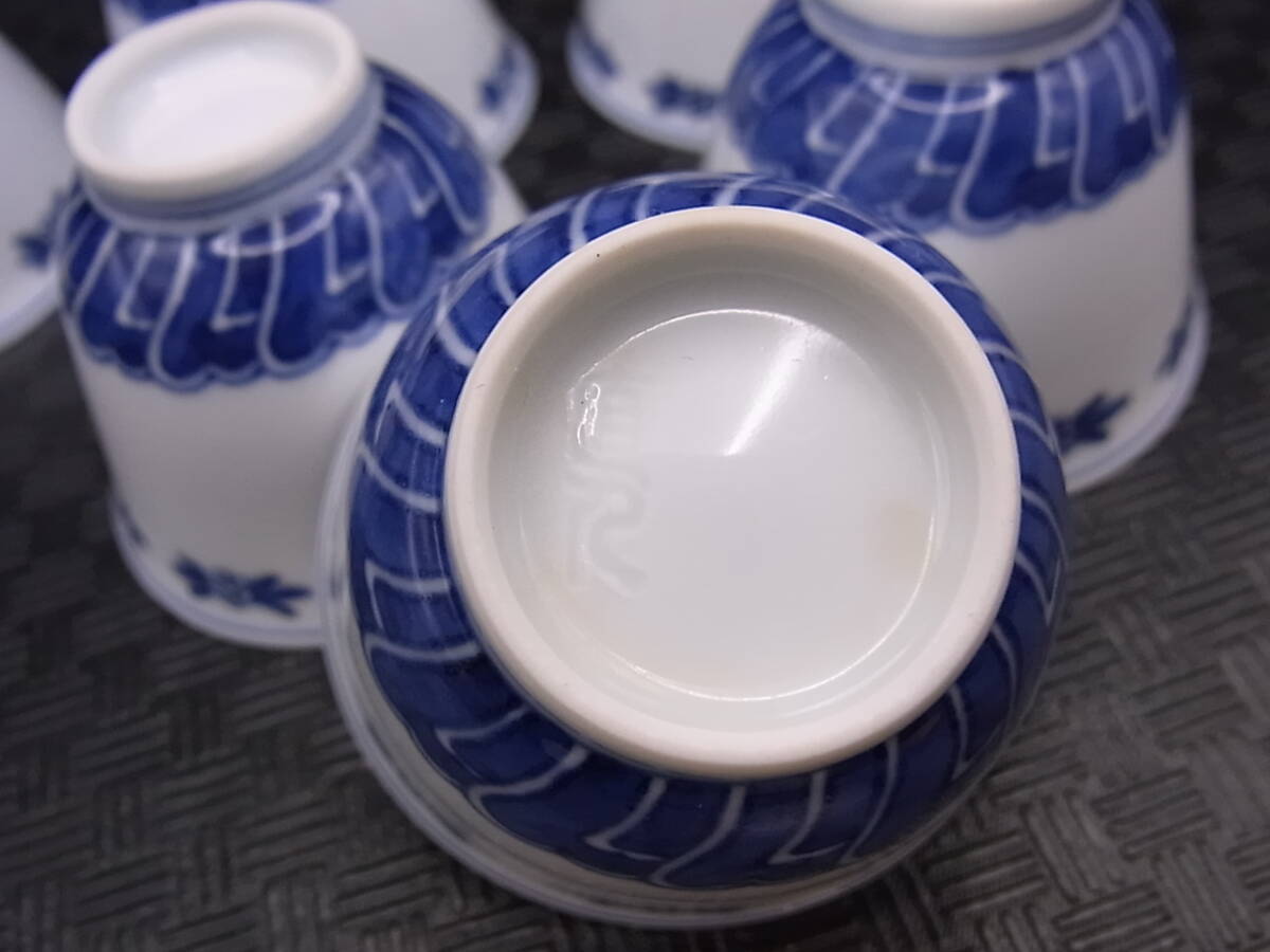  three . direct person structure [. old blue and white ceramics small of the back . writing ] green tea . six customer also box tea utensils flower month . tea ceremony house collection goods 56