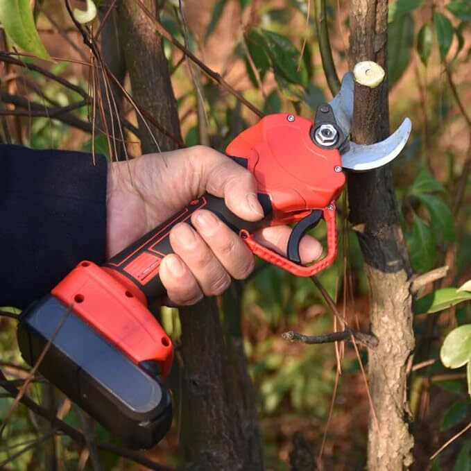  electric pruning scissors brushless motor adoption cutting diameter 40mm. cordless rechargeable 2 -step opening angle adjustment possible height performance battery storage case 