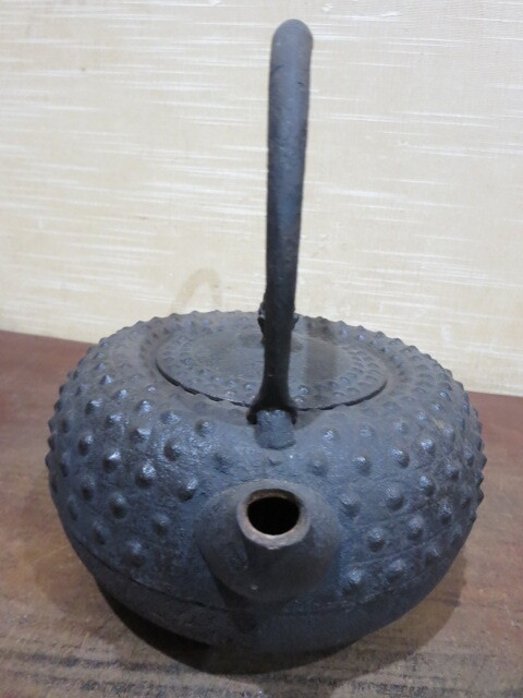 （古美術 鈴木） 未使用の半砂鉄の南部吉田造鬼霰の古い鉄瓶 ５１９の画像4