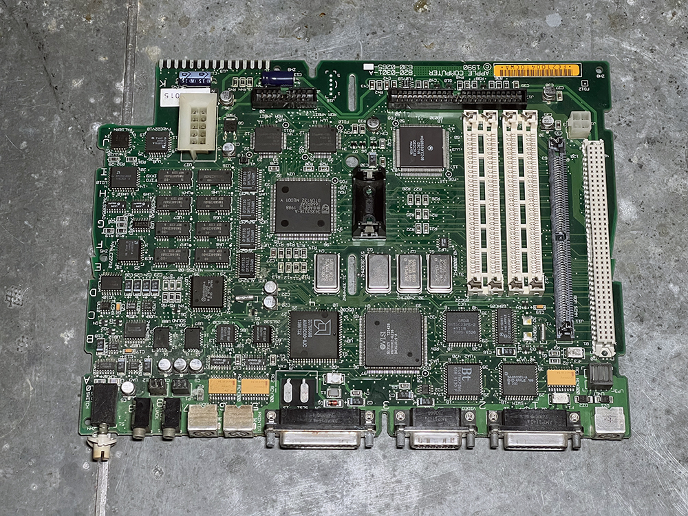 1990年に発売された Macintosh IIsi のロジックボード（ジャンク品A）の画像1