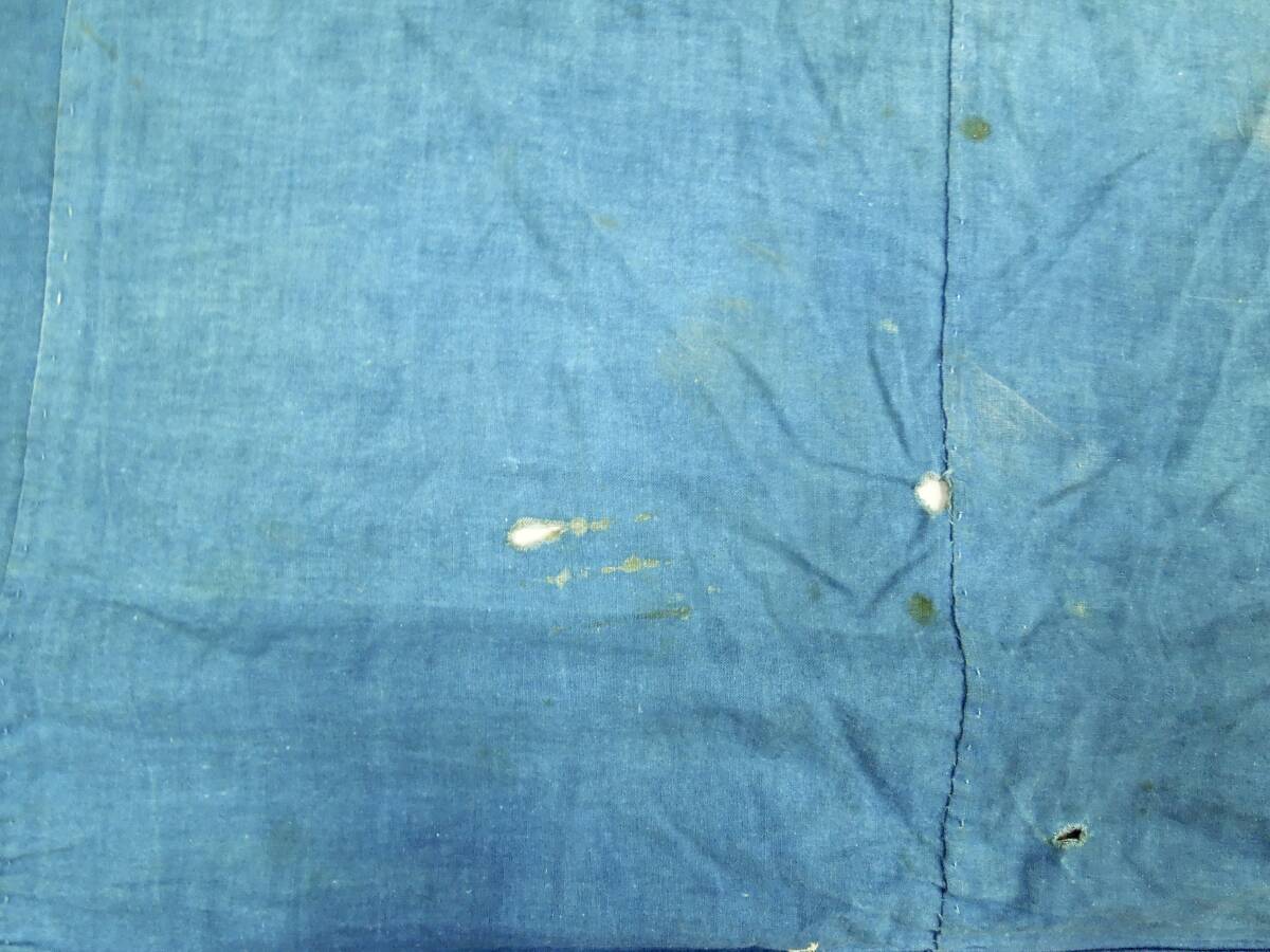 木綿織物　古布　古裂　No239 襤褸　藍染　大風呂敷　屋号入り　山に平　アンテーク 　リメイク　パッチワーク_小さな破れです。