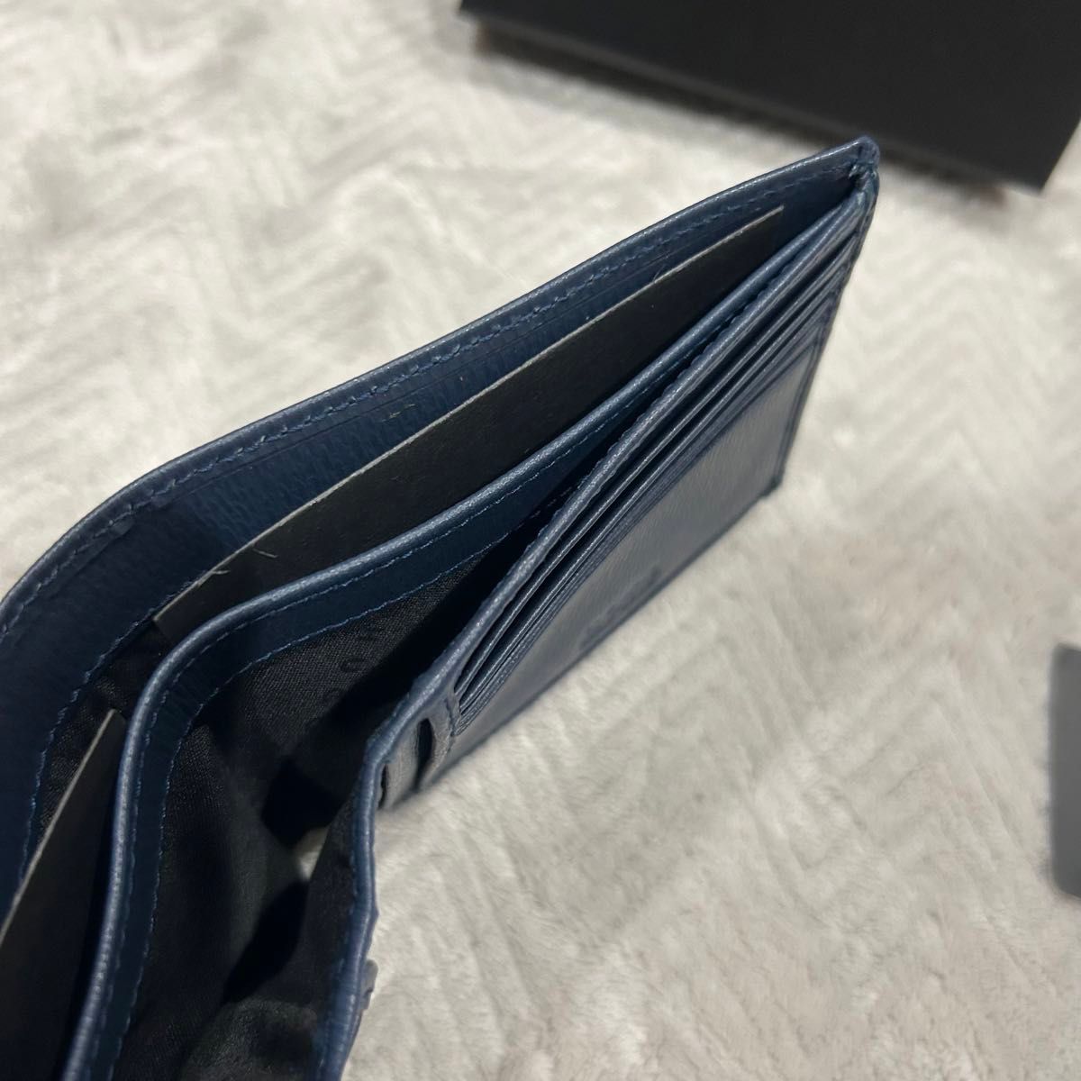 【未使用】HUGO BOSS  二つ折り財布　ネイビー　メンズ　財布 レザー 二つ折り 財布