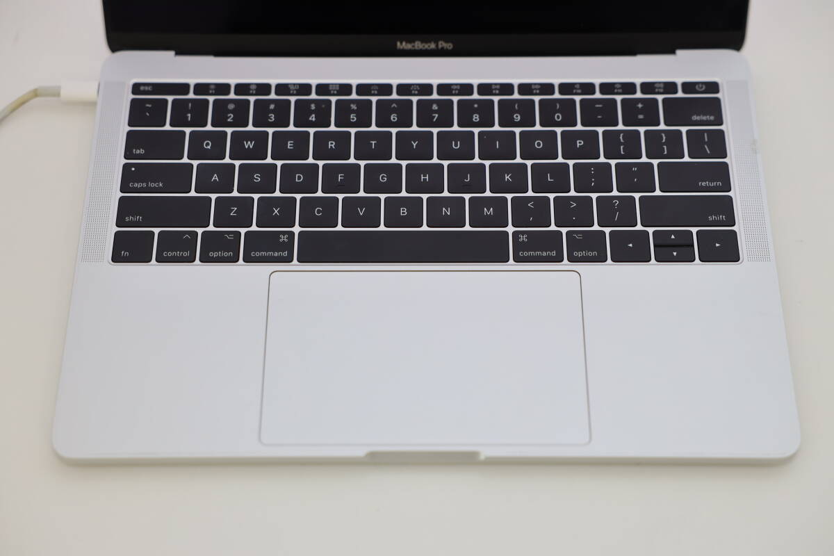 ジャンク MacBook Pro 13-inch 2017 Two Thunderbolt 3 ports 本体のみ_画像2