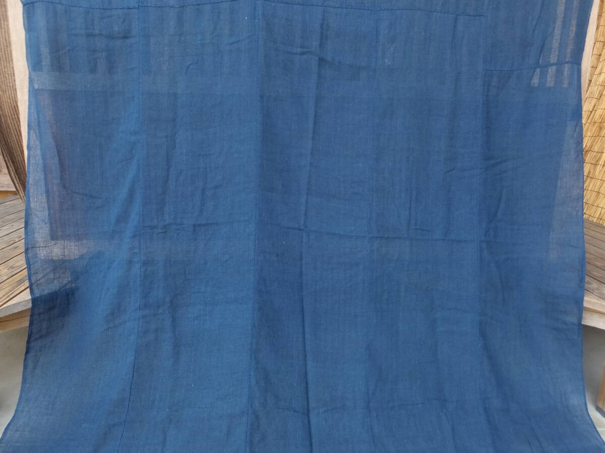 蚊帳に使われていた柔らかな手触りの青系薄手藍木綿古布・5幅繋ぎ・184×164㌢・重330g・リメイク素材_画像3