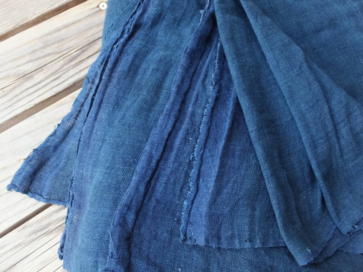 蚊帳に使われていた柔らかな手触りの青系薄手藍木綿古布・5幅繋ぎ・184×164㌢・重330g・リメイク素材_画像8