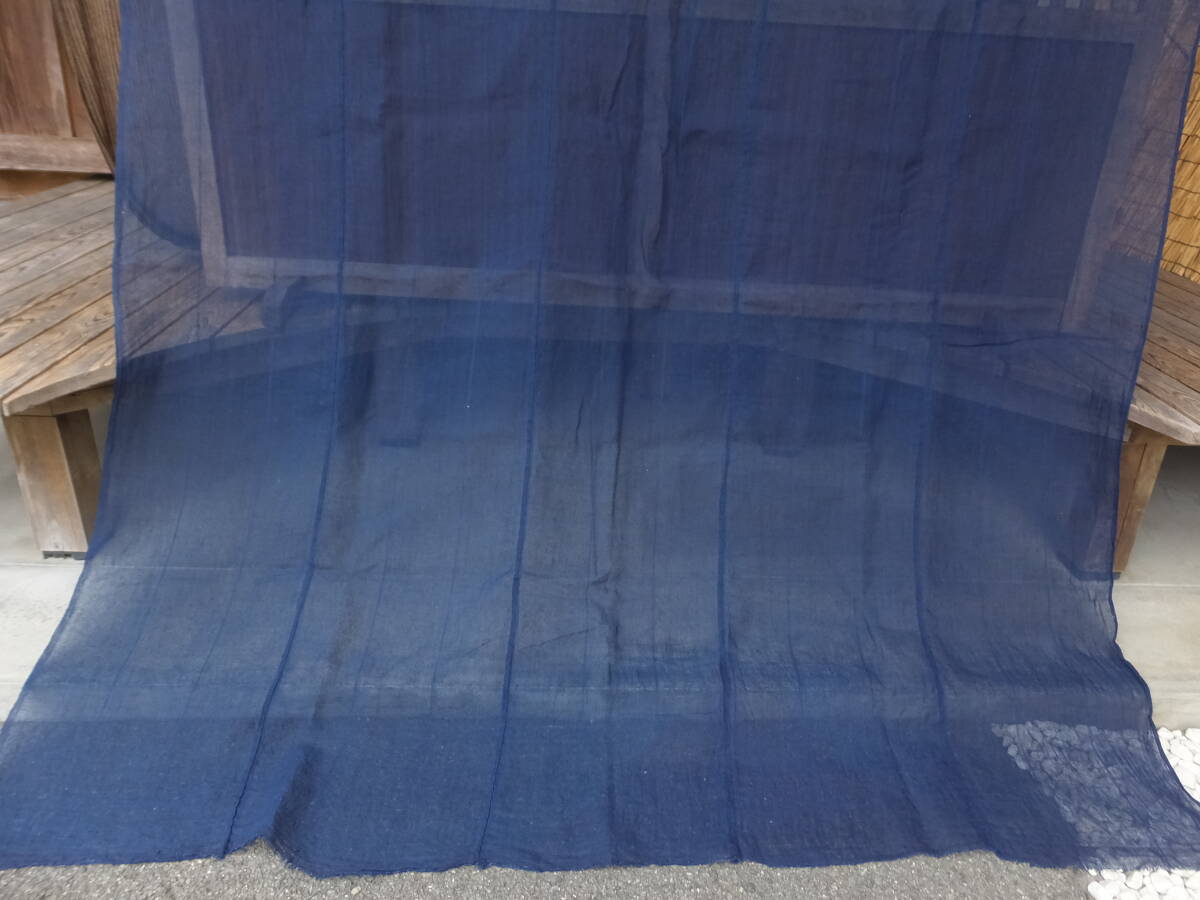 蚊帳に使われていたしっかりした青系薄手藍木綿古布・5幅繋ぎ・194×177㌢・重350g・リメイク素材_画像4