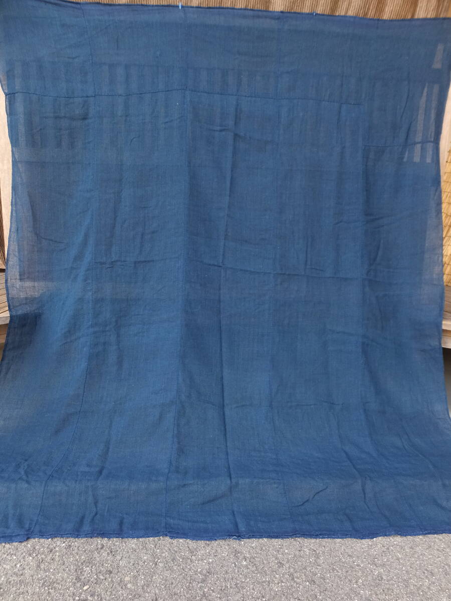 蚊帳に使われていた柔らかな手触りの青系薄手藍木綿古布・5幅繋ぎ・184×164㌢・重330g・リメイク素材_画像2