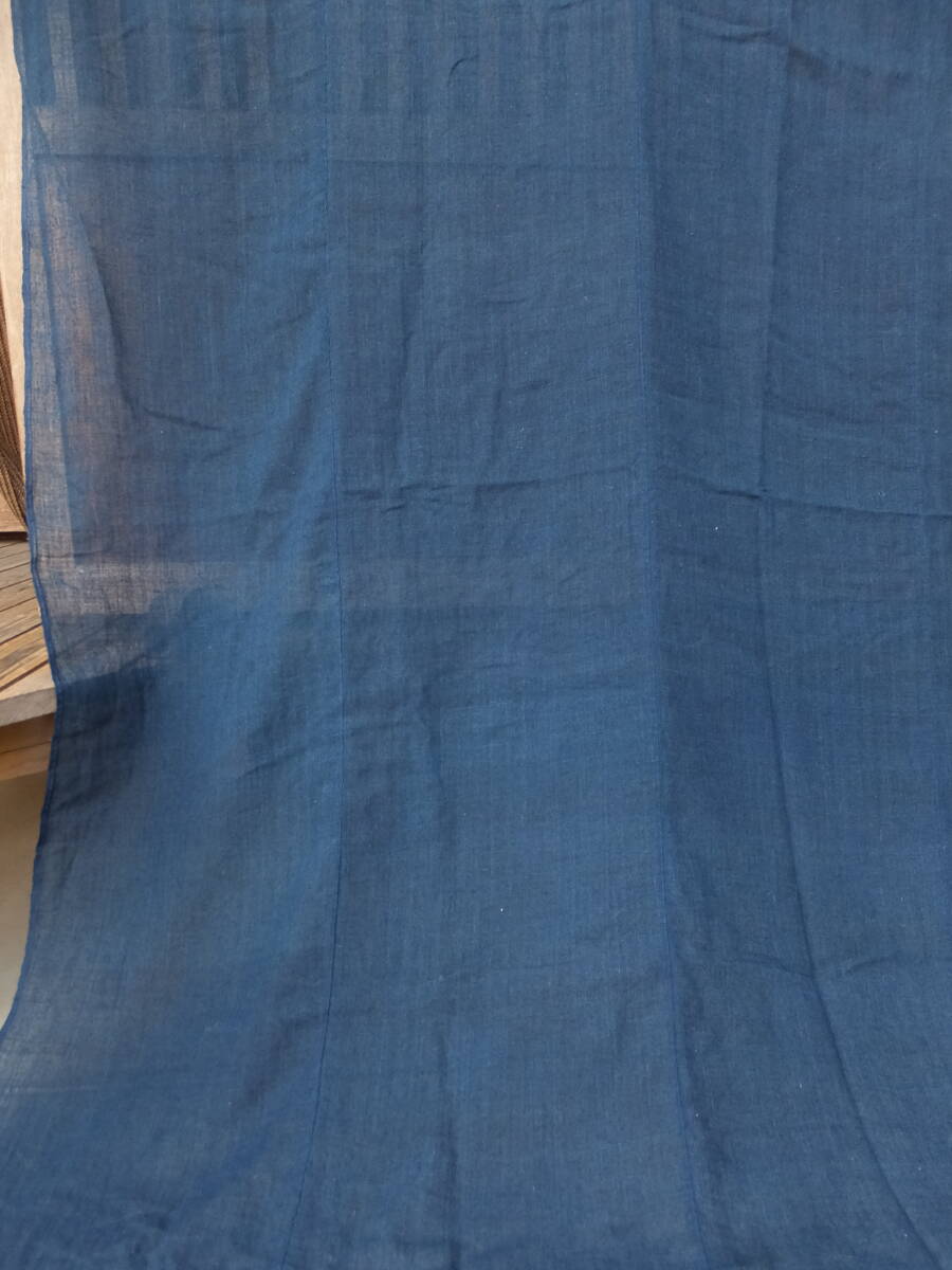 蚊帳に使われていた柔らかな手触りの青系薄手藍木綿古布・5幅繋ぎ・184×164㌢・重330g・リメイク素材_画像5